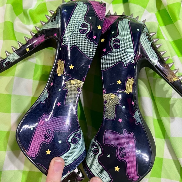 Too Fast Pastel & Black Gun Pistol Peep Toe Spiked Heels - Picture 7 of 7
